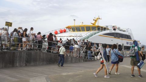 Llegada de unos visitantes desde las Islas C&iacute;es al Puerto de Vigo ayer