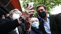 El l�der del PP, Pablo Casado, se hace una fotograf�a durante una visita a las casetas de la Cuesta de Moyano con motivo del D�a del Libro, en Madrid 