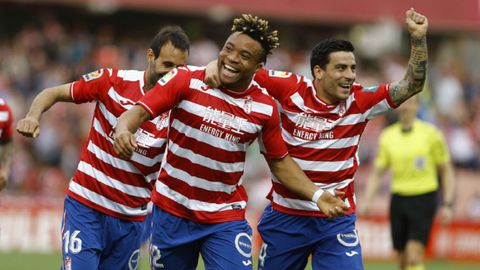 Kunde Agra Victor Diaz Granada.Kunde, Agra y Victor Diaz celebran el gol del primero