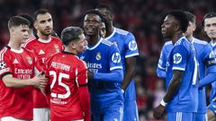 Gianluca Prestianni, durante un lance del juego con Vinicius.