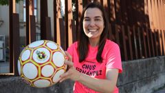 La santiaguesa Chus Fern�ndez Chao, en la Praza da Constituci�n, cerca de donde vive y trabaja. Ella empez� a jugar al f�tbol sala cuando tendr�a unos 12 a�os en su colegio, La Salle. Pas� luego por las filas del Don Bosco y San Marcos. Y, desde el 2008, est� ligada a la club deportivo A Gaiola, en donde fue en su d�a portera, entrenadora y ahora presidenta.