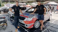 Pablo Rodr�guez, izquierda, y su hermano David, frente al Citroen C2 GT