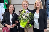 En el centro, la viguesa Mar�a Victoria Otero Fojo, Vita, fallecida integrante del Coro Lembranzas Galegas, al que perteneci� durante 50 a�os y dej� hace dos por enfermedad, en un homenaje que le dedicaron hace dos a�os en el teatro Afundaci�n, con dos de sus compa�eras