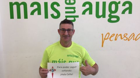 El nadador paral�mpico muestra su mensaje al Celta