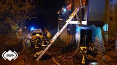 Los bomberos tratan de apagar el fuego en una vivienda unifamiliar de Pilo�a
