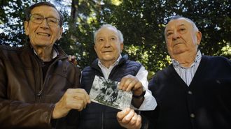 Francisco Javier, Manolo y Chicho se reunieron en los jardines de Mndez Nez con la foto que les tomaron en los 50, cuando tenan unos 15 aos