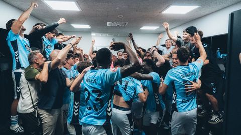 Los jugadores del Celta Fortuna, celebrando en el vestuario de Bala�dos el�triunfo ante el Europa y el pase a la final por el ascenso a Segunda.