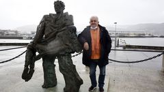 Carlos Fustes, en esta Nochevieja de la pandemia, al lado del Monumento ao Nufrago, en ese puerto de Celeiro cuyas races profundas del mar lleva tan dentro.