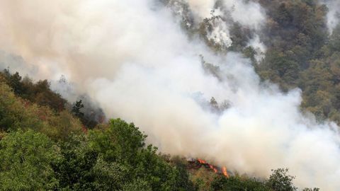 Incendio en las inmediaciones de Caunedo, en el parque Natural de Somiedo. ARCHIVO