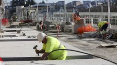Colocaci�n ayer de las nuevas losas de las aceras en el primer tramo de las obras de la calle.