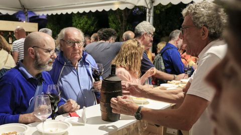 El vino y la alfarera tradicional de la zona se mezclaron en los puestos