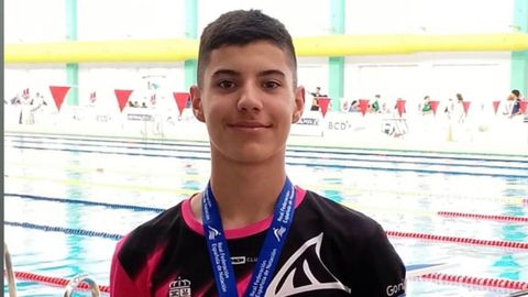 Hugo Gonz&aacute;lez se colg&oacute; dos medallas de oro en la piscina de Caranza.