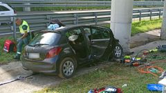 El coche se estrell� contra el pilar de un viaducto