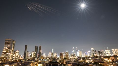 Un misil iran� sobre el cielo de Tel Aviv.