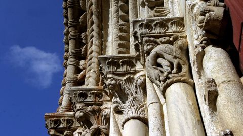 Esculturas en la portada de la iglesia de Santo Estevo de Ribas de Mio, en O Saviao (ruta 1)