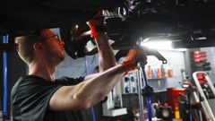 Mec�nico trabajando en el taller mec�nico Motoval (Oleiros, A Coru�a).