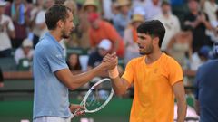 Daniil Medv�dev y Carlos Alcaraz se saludan tras el encuentro en Indian Wells