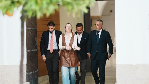 Mar�a Guardiola y el candidato de Vox en Extremadura, �scar Fern�ndez (segundo por la derecha), antes de atender a los medios de comunicaci�n tras alcanzar un acuerdo para un Gobierno de coalici�n en la comunidad