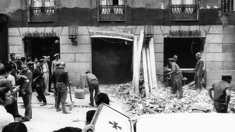 Momentos posteriores al atentado en la cafetera Rolando de Madrid, el 13 de septiembre de 1974.