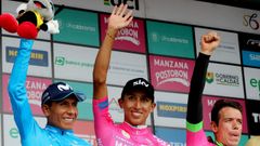  Fotografa de archivo del 11 de febrero de 2018 del ciclista colombiano del equipo Sky, Egan Bernal (c), celebra luego de coronarse campen de la carrera Colombia Oro y Paz junto a los ganadores del segundo y el tercer puesto Nairo Quintana de Movistar (i) y Rigoberto Urn 