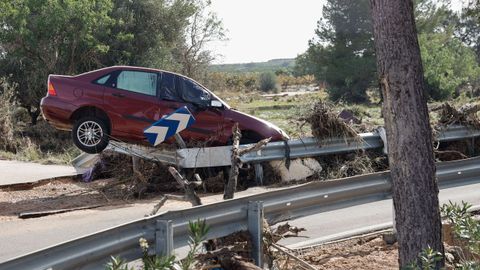 Un vehculo arrastrado en la carretera CV-381 a su paso por Chiva