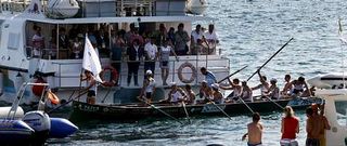 Los integrantes de Samertolameu, recogiendo la bandera que les distingue como ganadores de la primera prueba de la LGT-A y los convierte en l�deres.