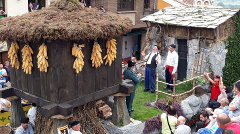 Una representaci�n junto a un h�rreo asturiano en el desfile de Valdesoto.Una representaci�n junto a un h�rreo asturiano en el desfile de Valdesoto