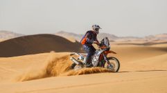 El piloto monfortino Edu Iglesias, sobre su moto en una de las �ltimas etapas del Rally Dakar del a�o pasado