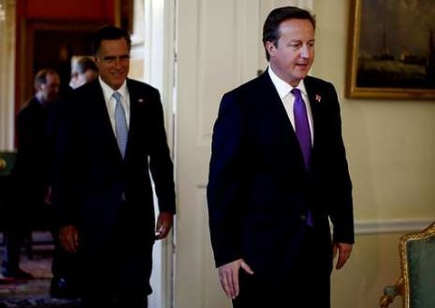 Cameron precede a Romney dentro de Downing Street.