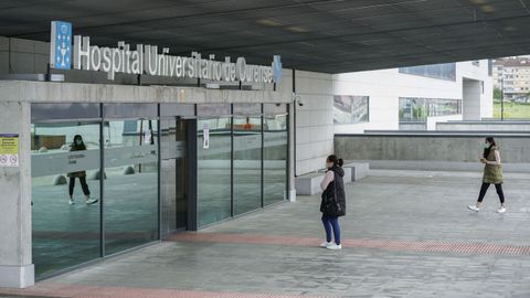 Entrada del edificio de hospitalizacin del CHUO