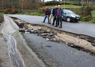 La fuerza de la lluvia y las torrenteras han destruido el reciente asfaltado del acceso a Fontecova. 