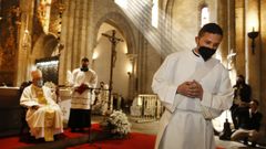 Jaime Iglesias Garc�a, en un momento de su ordenaci�n como sacerdote este s�bado, en la catedral de Mondo�edo, una ceremonia presidida por Luis �ngel de las Heras, exobispo de Mondo�edo-Ferrol y ahora titular del Obispado de Le�n