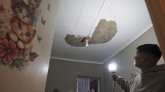 Jessica Santana muestra los desperfectos en su vivienda de Recimil