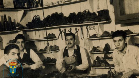 Trabajadores de una zapater�a de la villa en la d�cada de los 50 y 60