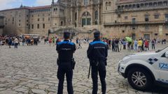 En una imagen de archivo, una patrulla de la Polica Local de Santiago en la plaza del Obradoiro