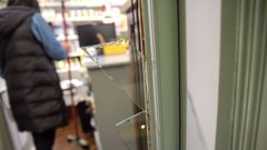 En la herborister�a, los ladrones acabaron por romper los cristales de la puerta