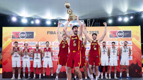 Carlos Martínez levantando el trofeo de Campeón del Mundo 3x3
