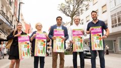 De izquierda a derecha, Kathy Navarro, edila de Comercio; Pura Garc�a, directiva de ACIA; el director xeral de Comercio, Gabriel Al�n; Paleo, presidente de ACIA y el alcalde, Francisco Cajoto.