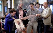 Ana Fern�ndez y Javier Rodr�guez, con carteles de la feria. 