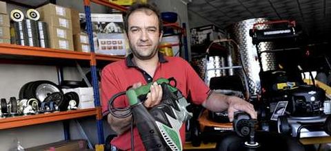 Jos� Antonio Soto Rozados, en su comercio en Avenida del Parque, cuya oferta mostrar� en la calle. 