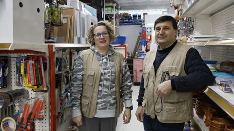 Ana (empleada), con Luis Reimunde Hermida, que antes de montar la ferreter�a hab�a trabajado de mec�nico desde los 14 a�os