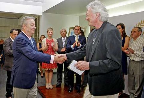 Alfonso Costa (derecha) es el autor del cuadro que los trabajadores regalaron a Santiago Rey.