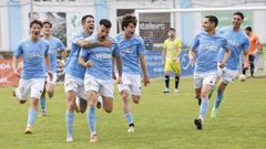 Santi abraza por detr�s a Castr�n en la celebraci�n de un gol ante la Residencia