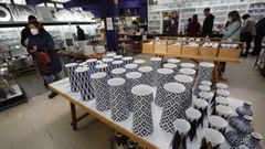 Numerosos clientes pasaron este viernes por la galer�a cervense de Sargadelos