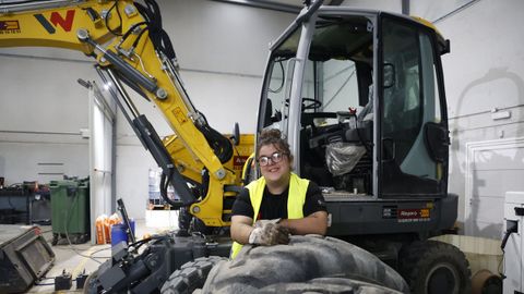 Angela Garca en su puesto de trabajo, en el taller Alayan, en Ourense.