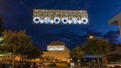 Imagen de archivo de arcos de navidad en el casco urbano de Cee.