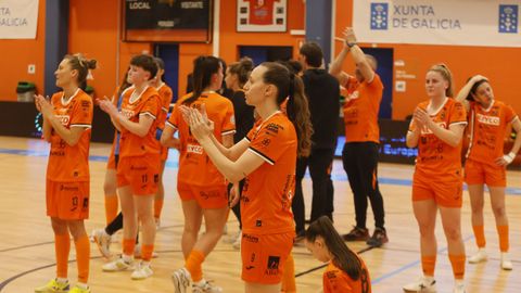 Las jugadoras aplaudiendo a la afici�n este s�bado tras consumarse el descenso