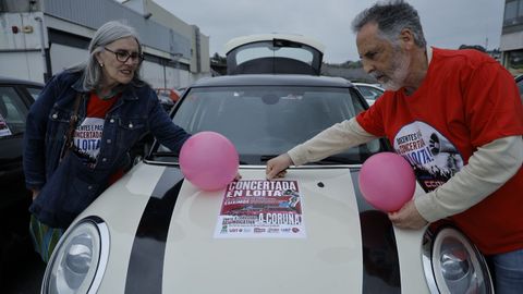 Profesionales de la ense�anza concertada, este jueves preparando un coche antes de iniciar la caravana 