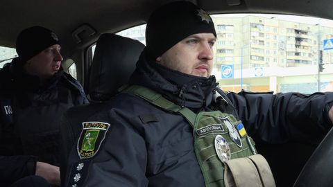 Vitaly Syros conduce el coche patrulla, acompa�ado de Vitaly Kozhurin