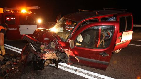 Imagen de archivo de un�accidente de tr�fico en el corredor de O Morrazo al irrumpir varios caballos mostrencos en la calzada